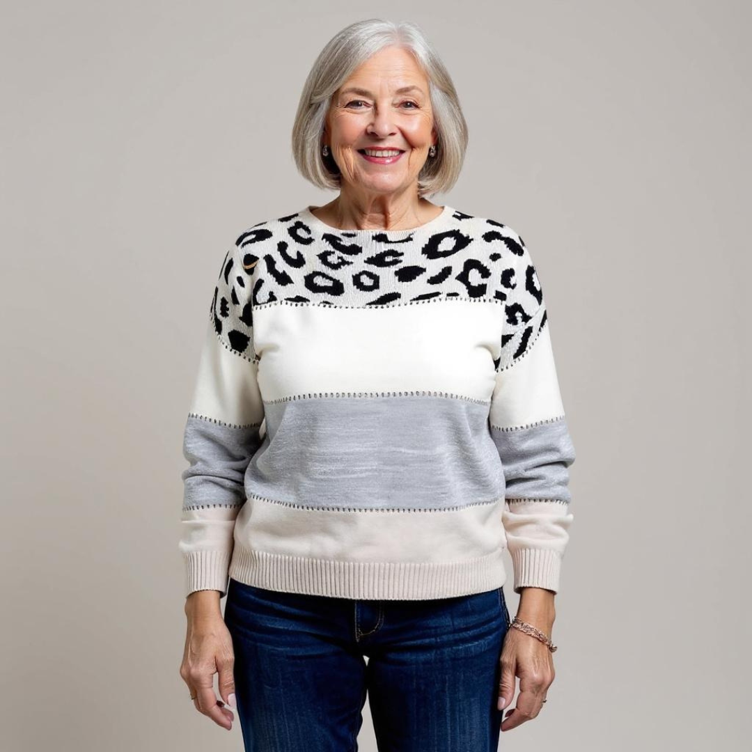Pull en maille léopard Danoir Paris, modèle Pascalina, porté, avec coupe confortable et motif animalier tendance.