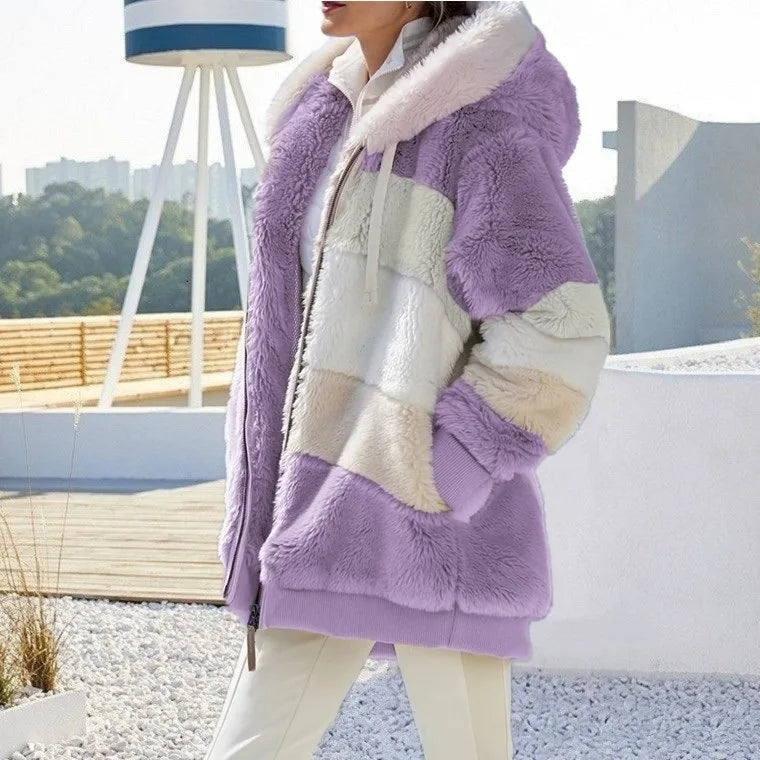 Veste d'hiver élégante Valorine de Danoir Paris avec rayures bleues, tissu chaud et coupe sophistiquée, pour femmes.