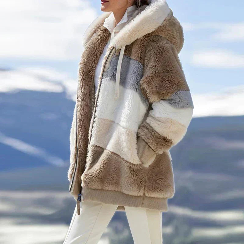 Veste d'hiver élégante Valorine de Danoir Paris avec rayures bleues, coupe sophistiquée et finition raffinée.