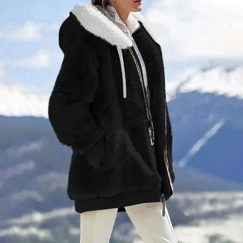 Veste d'hiver élégante Valorine de Danoir Paris avec rayures bleues, vêtement chaud et stylé pour femmes.