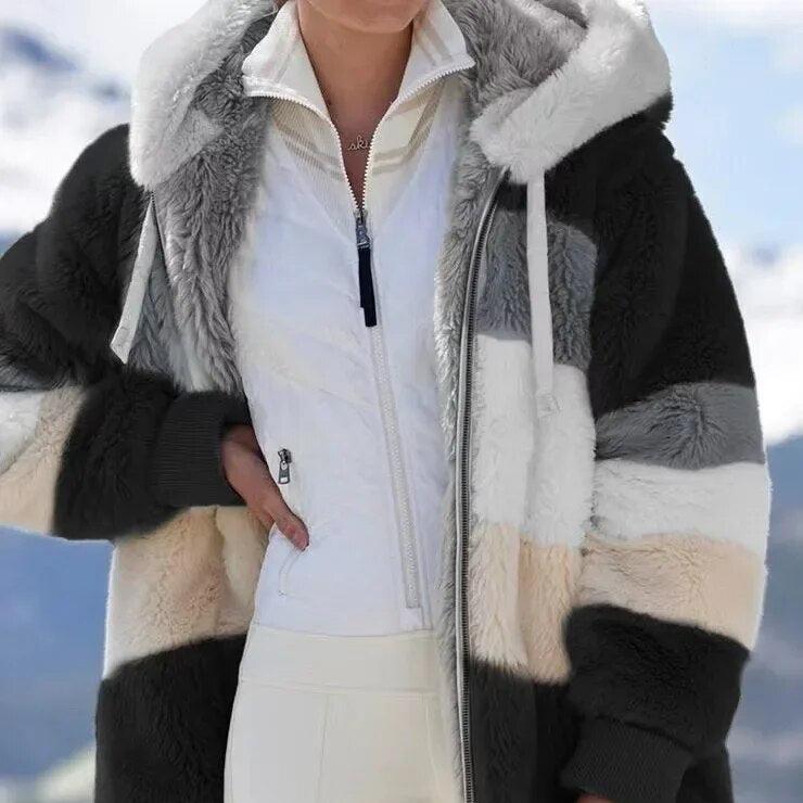 Veste d'hiver élégante Valorine de Danoir Paris avec rayures bleues, coupe sophistiquée et tissu chaud pour femmes.