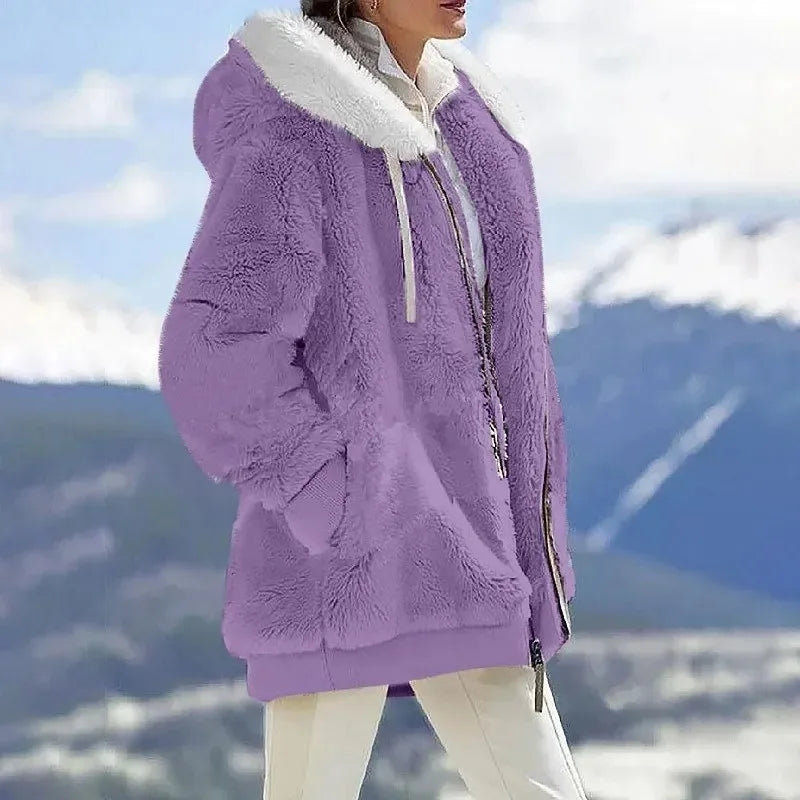 Veste d'hiver élégante Valorine de Danoir Paris avec rayures bleues, tissu chaud et coupe sophistiquée.