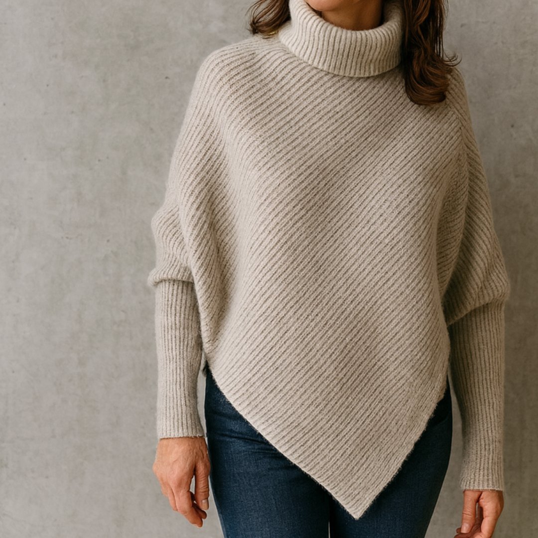 Poncho Anneta de Danoir Paris, pull confortable avec col haut, en tissu doux, porté en style décontracté, couleur neutre.