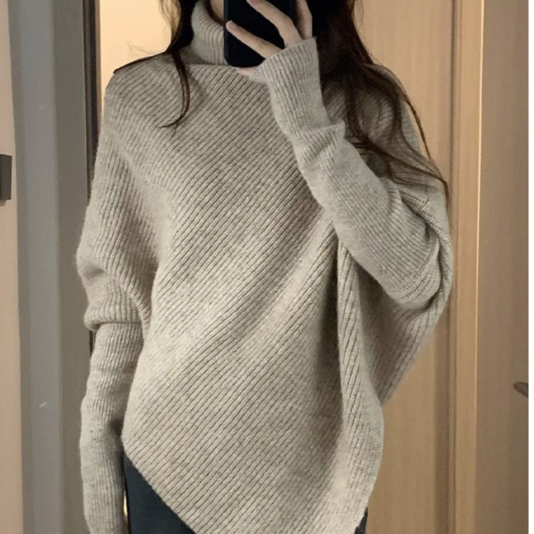 Poncho Anneta de Danoir Paris, pull confortablement décontracté en tissu doux, avec capuche et design moderne.