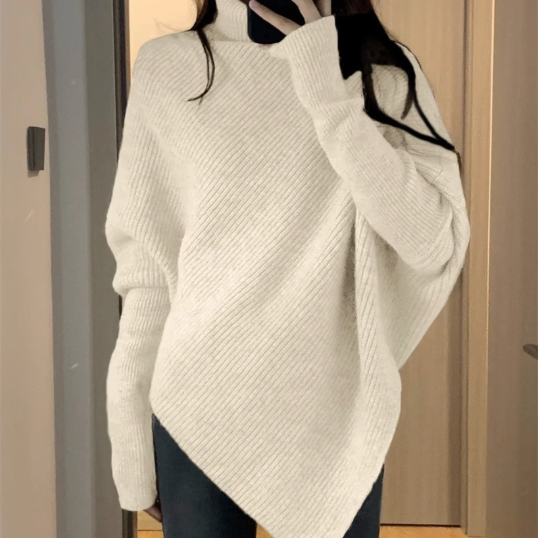 Pull poncho confortable Anneta de Danoir Paris, en laine douce, porté de face, avec col large et manches longues, style décontracté.
