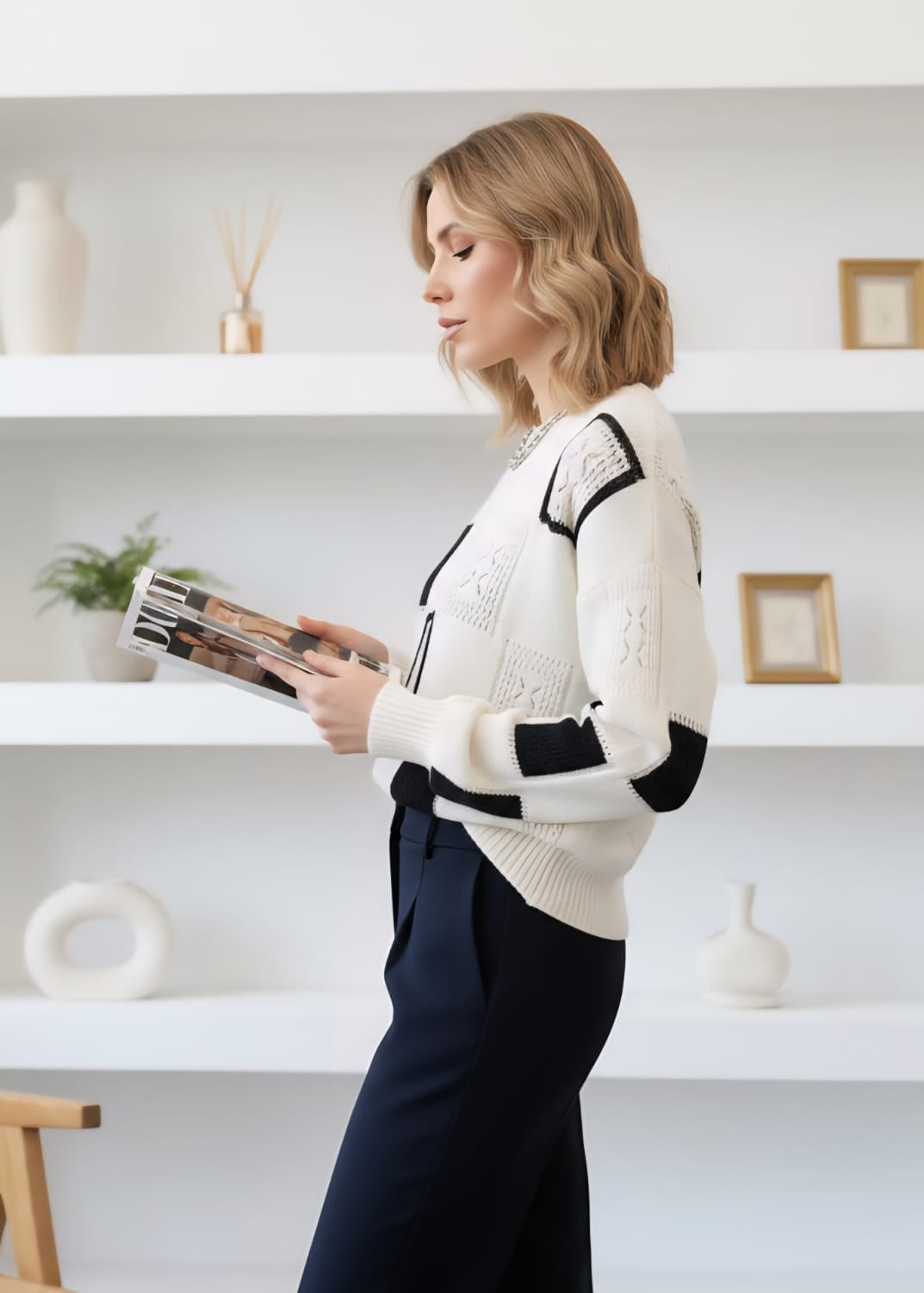 Pull rétro chic Roby de Danoir Paris, en tissu coloré avec col rond et manches longues, porté sur mannequin.