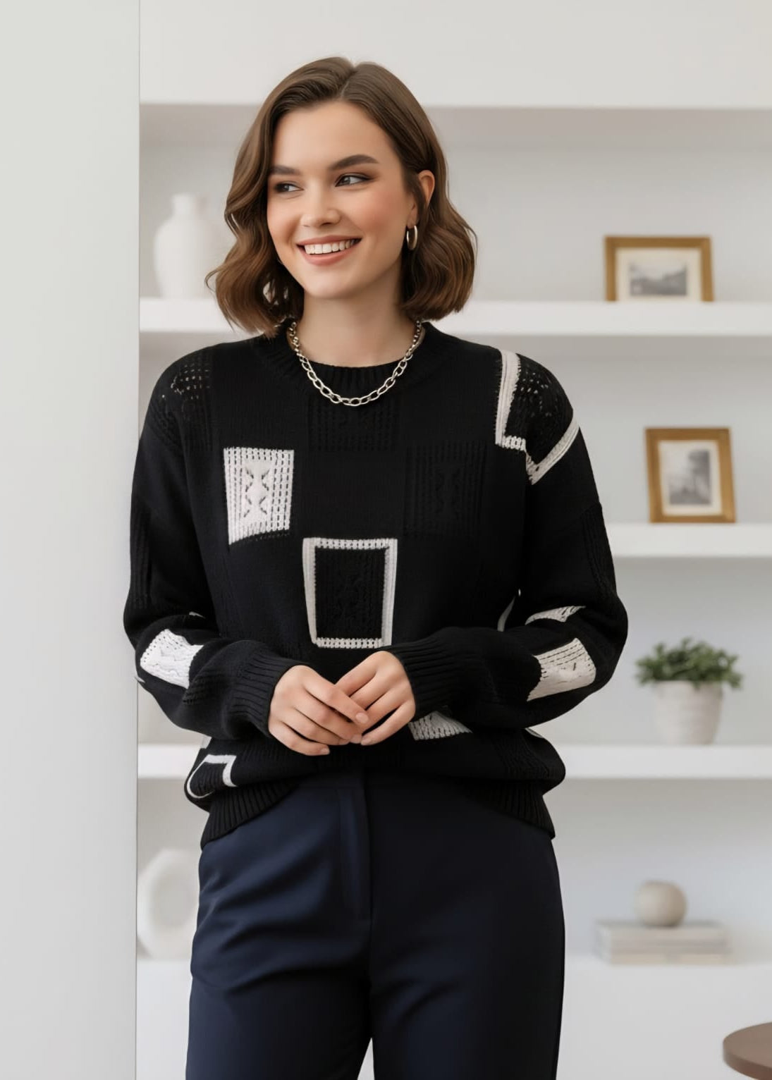 Pull rétro chic Roby de Danoir Paris, en laine douce avec col en V et motifs vintage, porté par un mannequin.
