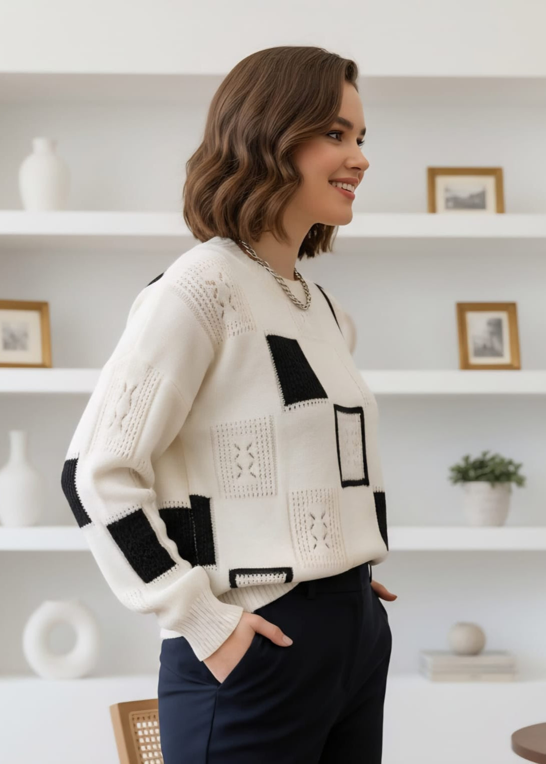 Pull rétro chic Danoir Paris Roby en laine avec col montant, couleur neutre, porté sur mannequin.
