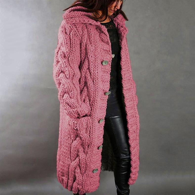 Manteau élégant et confortable Karina de Danoir Paris, en tissu chaud et stylé, porté en situation décontractée.