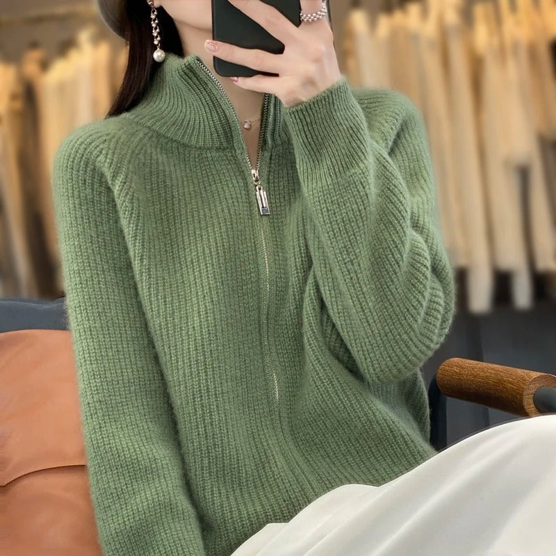 Cardigan zippé sophistiqué Vienne de Danoir Paris, en tissu doux, couleur neutre, porté sur un mannequin.