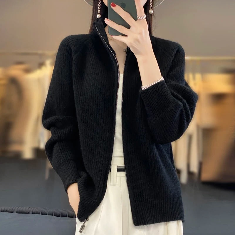 Cardigan zippé sophistiqué Vienne de Danoir Paris, en tissu doux, couleur neutre, porté ouvert avec col montant.