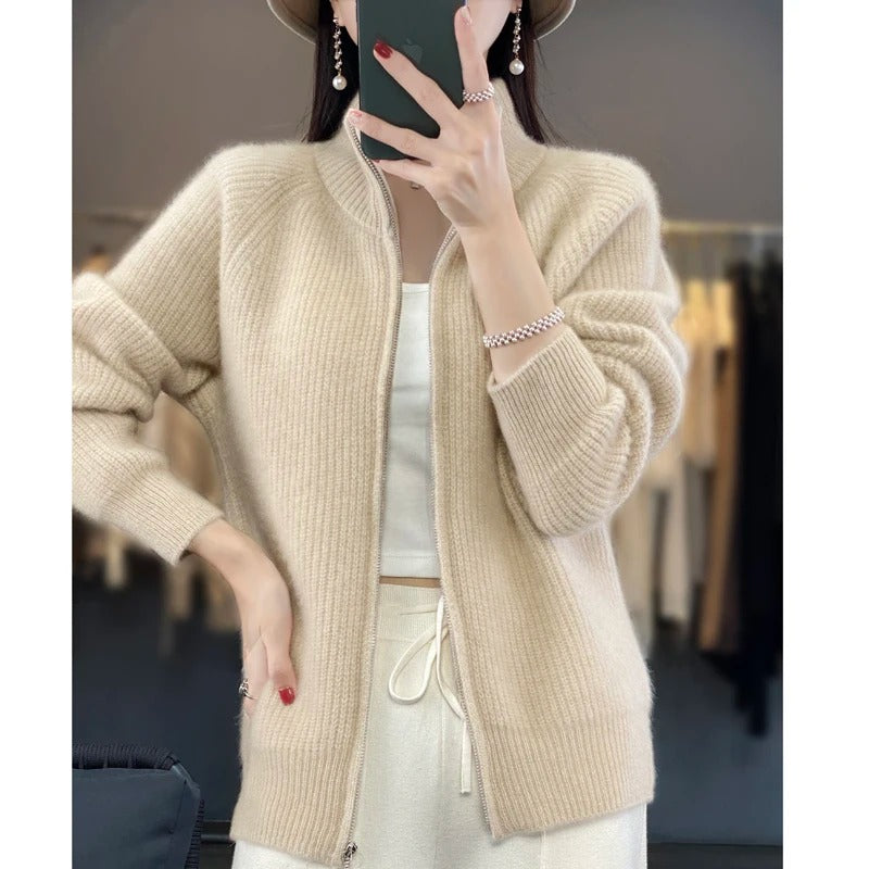 Cardigan zippé sophistiqué Vienne de Danoir Paris, en tissu doux, couleur neutre, porté avec style et élégance.
