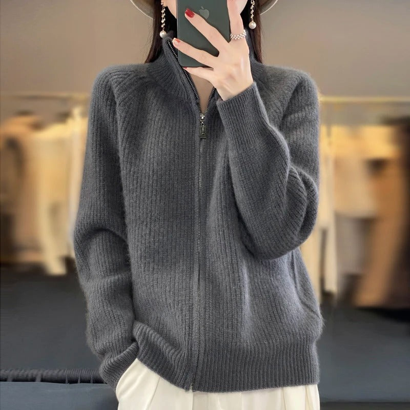 Cardigan zippé sophistiqué Danoir Paris Vienne, en tissu doux, couleur neutre, porté sur un mannequin, détail du col et des poches visibles.