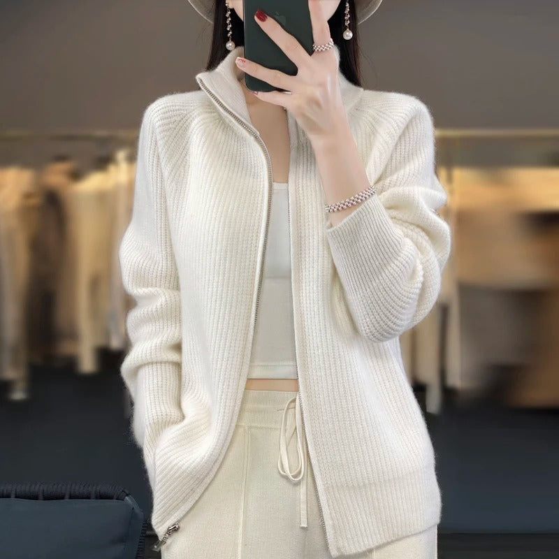 Cardigan zippé sophistiqué Vienne de Danoir Paris, en maille douce couleur neutre, porté sur un mannequin.