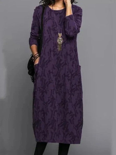 Robe d'hiver élégante Betty de Danoir Paris, tissu chaud avec détails sophistiqués, portée en style chic et confortable.