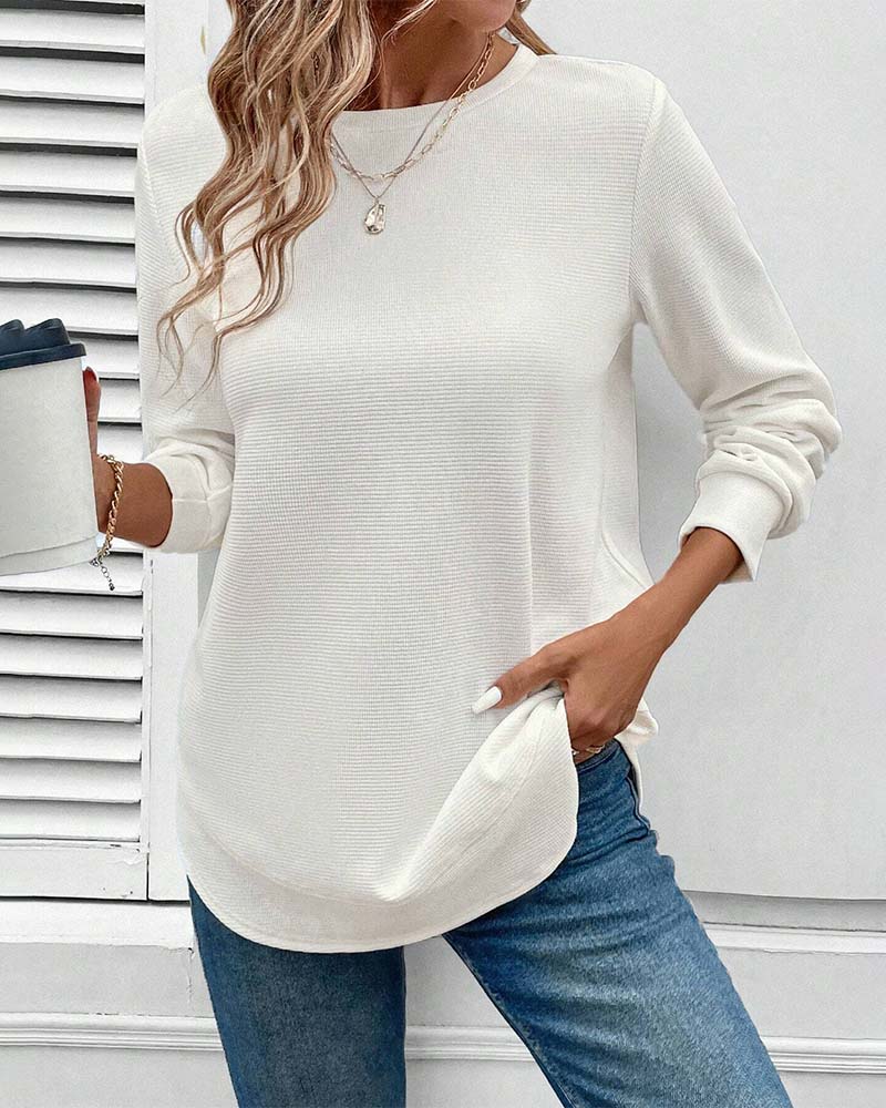 Haut doux à manches longues Alisa de Danoir Paris, en tissu blanc, porté sur mannequin, avec col rond et style élégant.