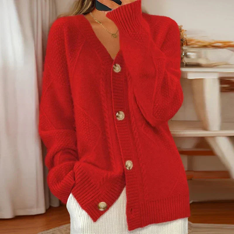Cardigan féminin Éloise de Danoir Paris, confortable, en maille douce, porté sur un mannequin avec détails de texture.