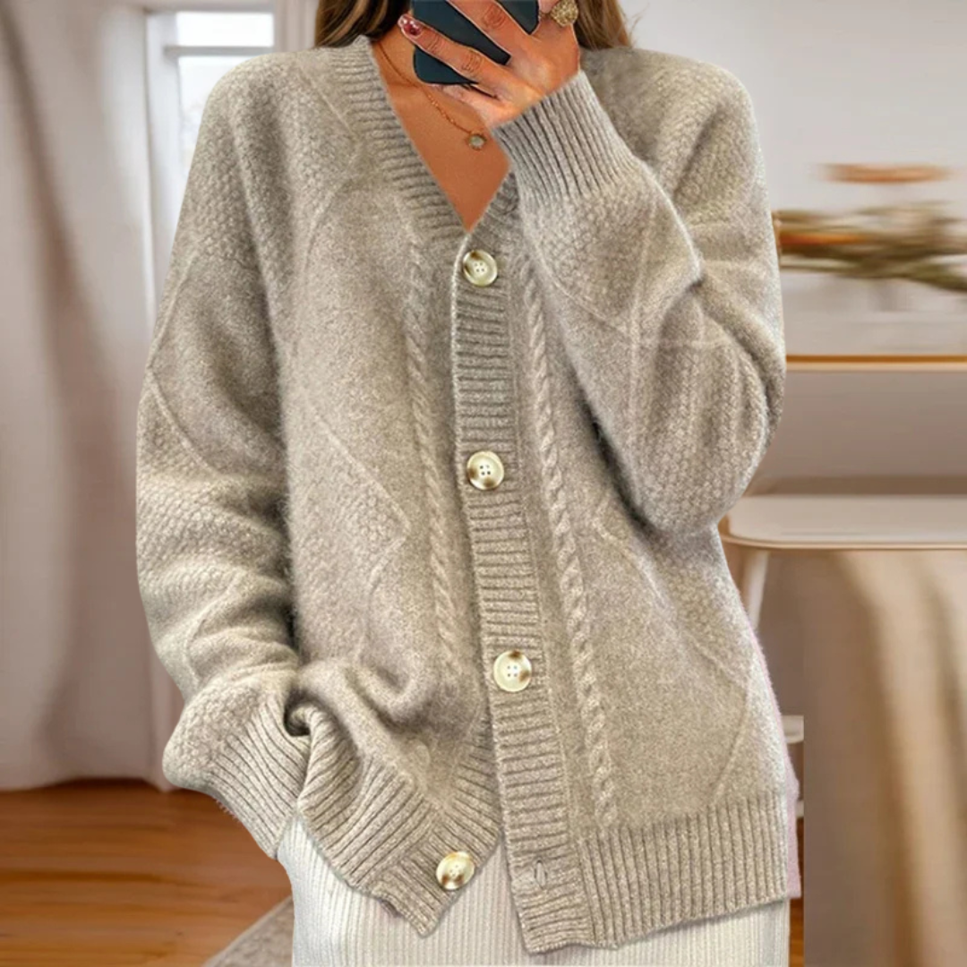 Cardigan Féminin Éloise de Danoir Paris, confortable, en maille douce, porté avec manches longues et col rond.