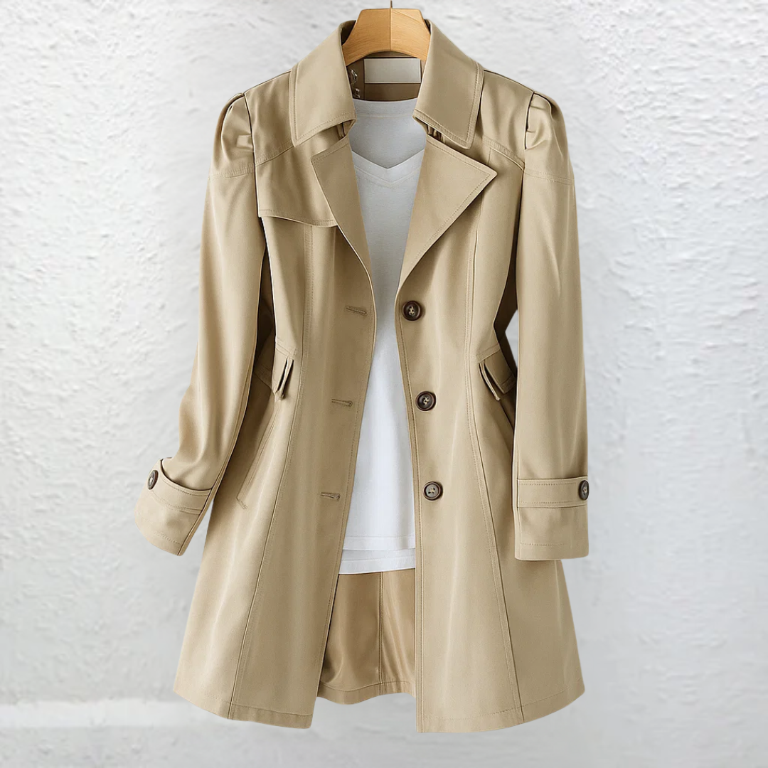 Manteau trench beige Danoir Paris Veyressa, modèle FR1105, coupe élégante, porté par une femme debout.