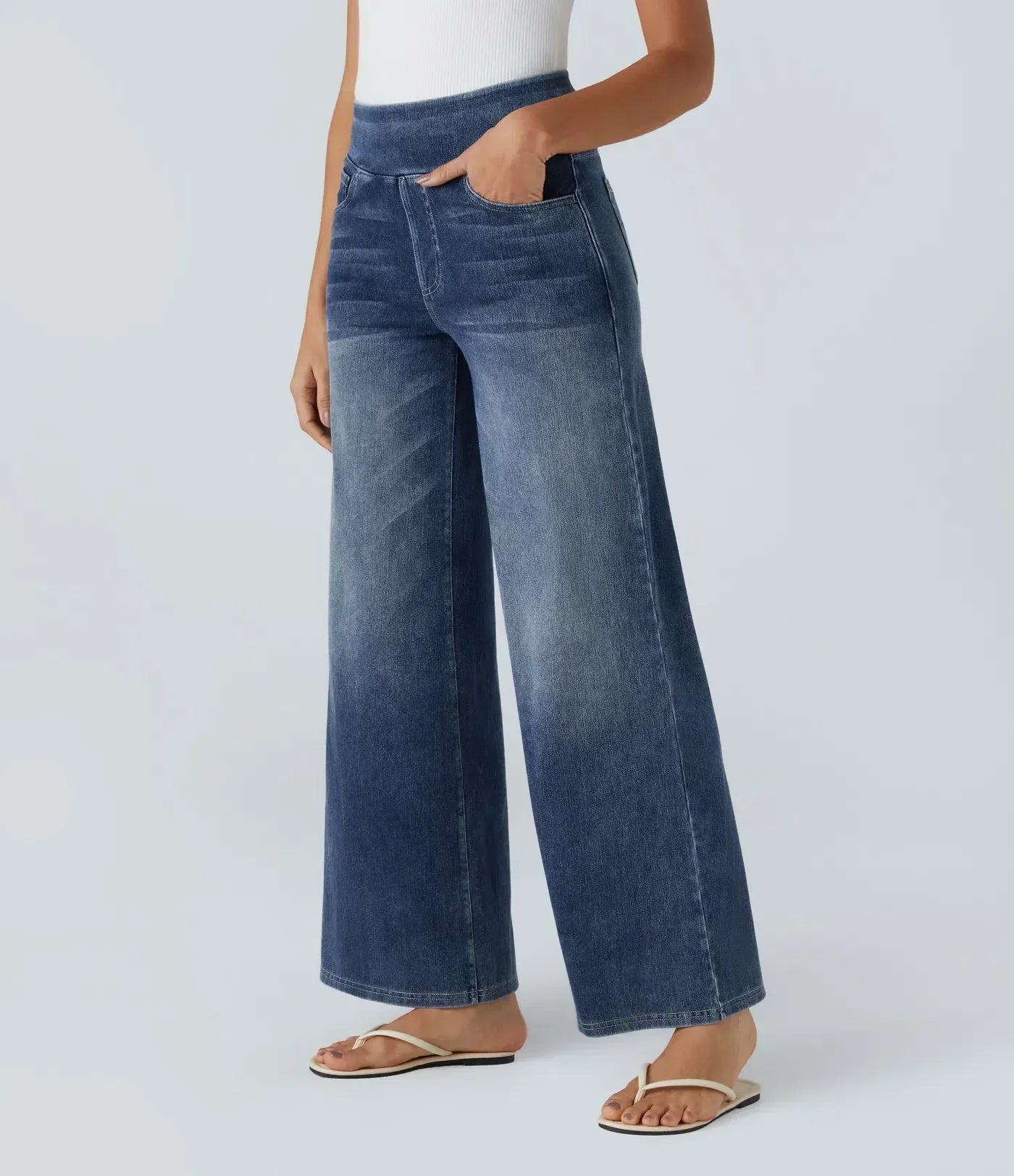 Pantalon Eva Confort Élégant de Danoir Paris en tissu doux, coupe fluide, couleur neutre, porté avec un haut blanc.
