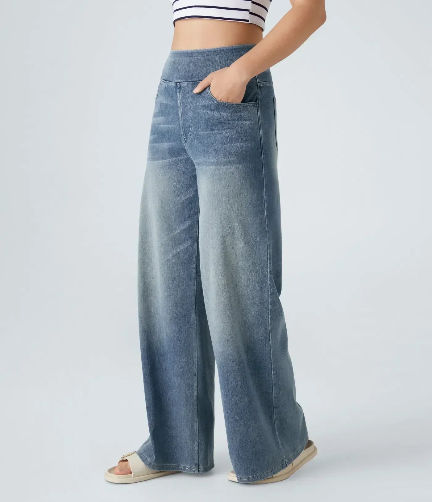 Pantalon Confort Élégant Eva de Danoir Paris, tissu fluide et coupe moderne, porté avec un haut blanc.