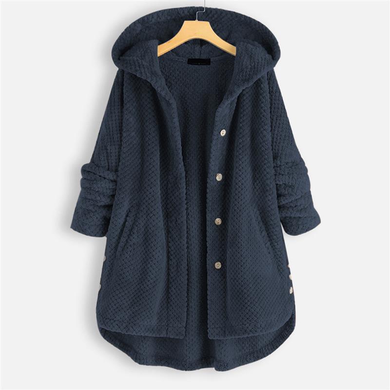 Manteau d'hiver chic Jesse de Danoir Paris, en tissu chaud avec col en fourrure, porté par un mannequin.