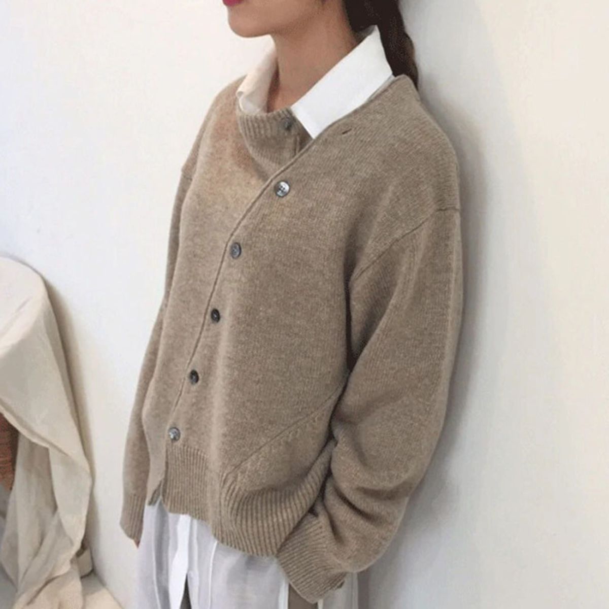 Pull en cachemire Liesel par Danoir Paris, élégant, finition douce, couleur neutre, porté sur mannequin.