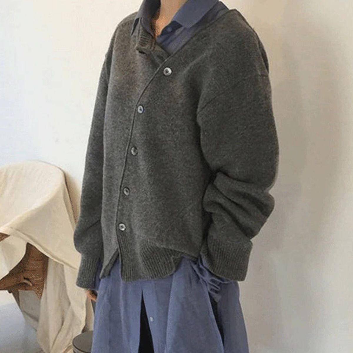 Pull en cachemire noir Liesel de Danoir Paris, élégant et doux, porté sur un mannequin avec col en V et manches longues.