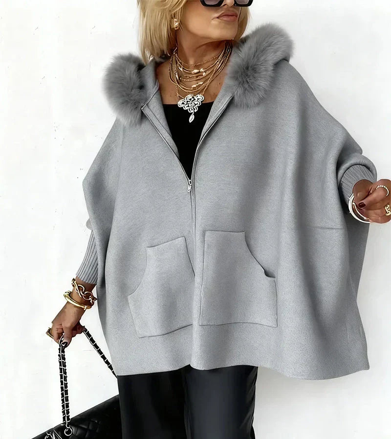 Manteau chic en fourrure Arabelle de Danoir Paris, doublé, avec col en fourrure élégante, porté sur un mannequin.