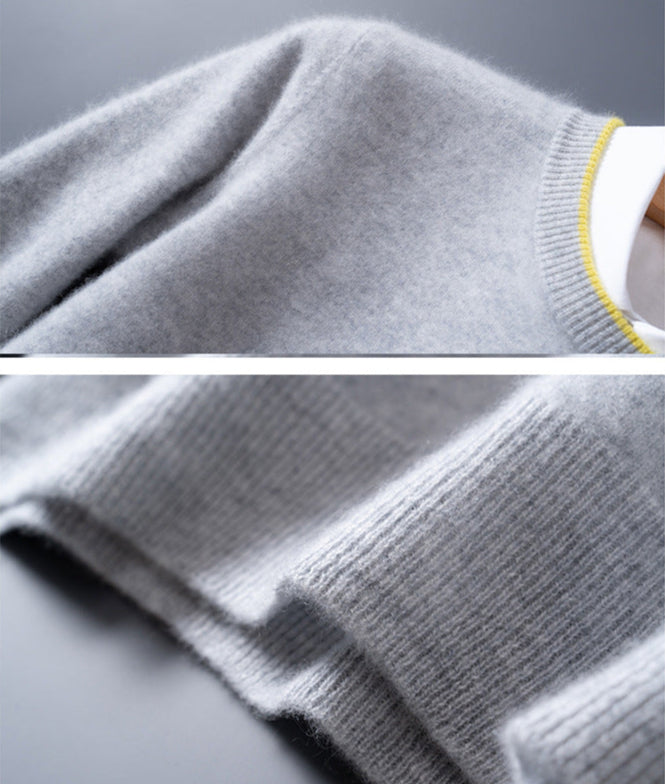 Pull en cachemire Bennett de Danoir Paris, élégant, beige, avec col rond et finition douce, porté sur un mannequin.