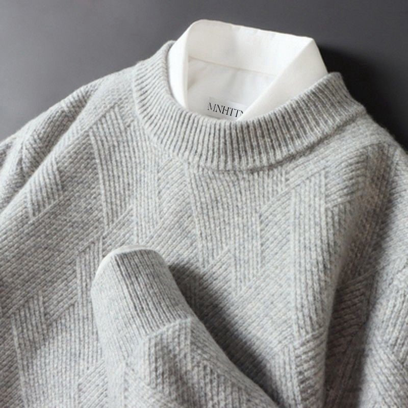 Pull doux en cachemire Elliot de Danoir Paris, couleur sobre, détails du col et texture fine visible.