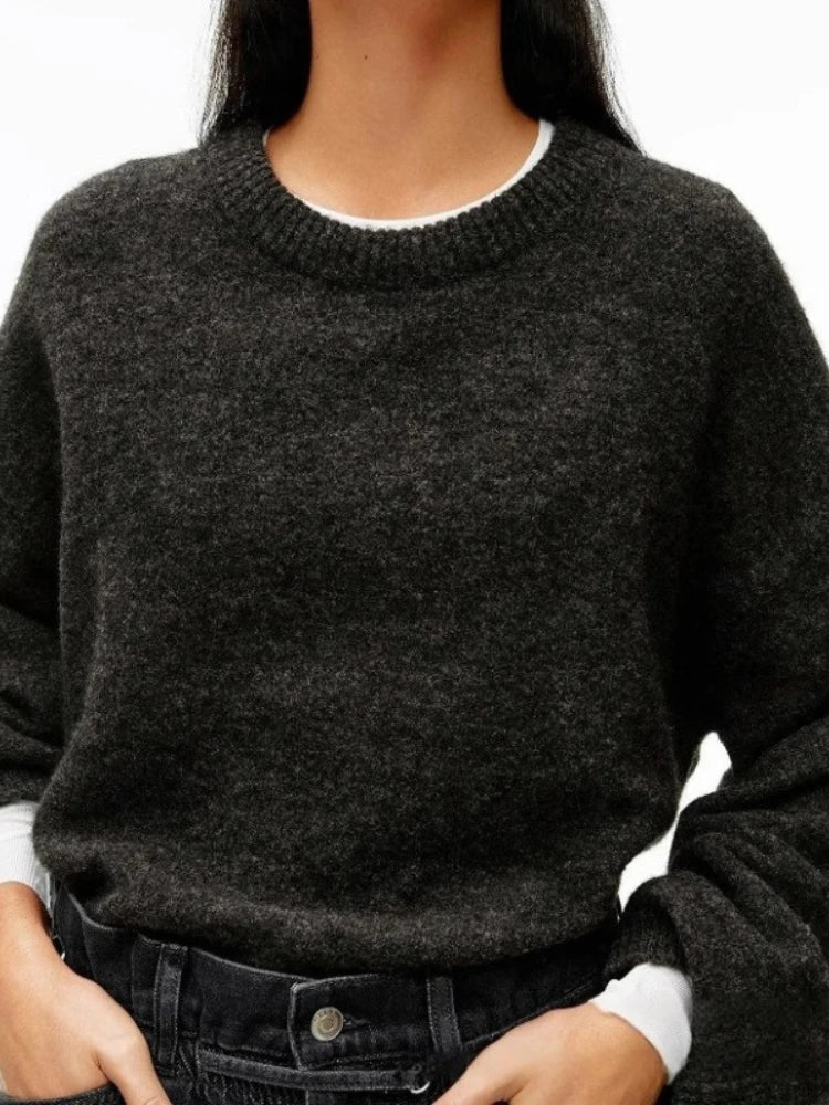 Pull en cachemire élégant Danoir Paris Liora, coupe moderne, couleur neutre, détail de finition raffinée, porté sur un mannequin.