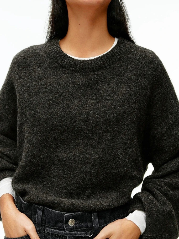 Pull en cachemire élégant Liora de Danoir Paris, couleur neutre, porté sur mannequin, détails doux et finition raffinée visible.