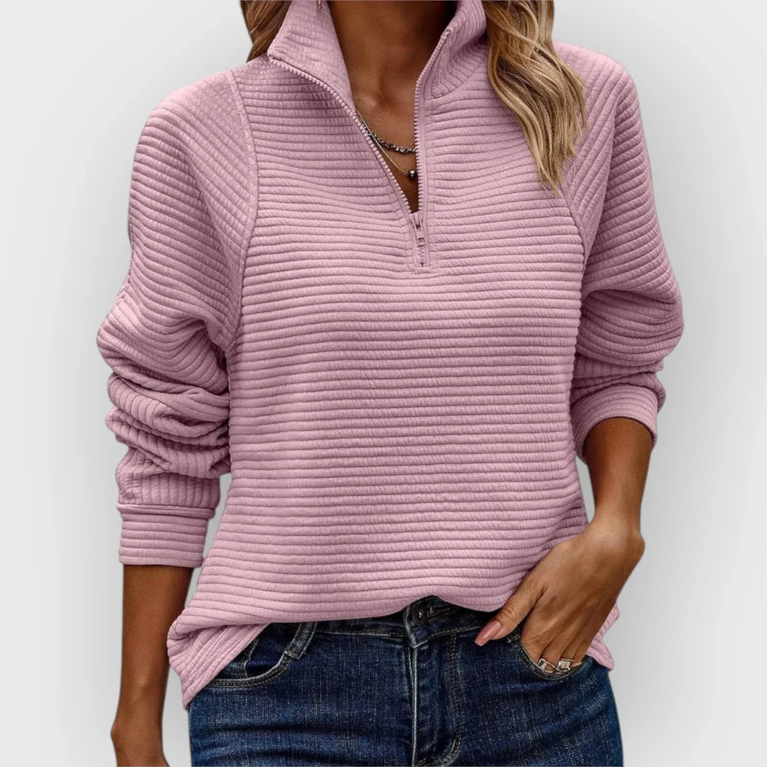 Pull chic confortable Danoir Paris Olivia en rose, style élégant et doux, porté décontracté visible sur l'image.