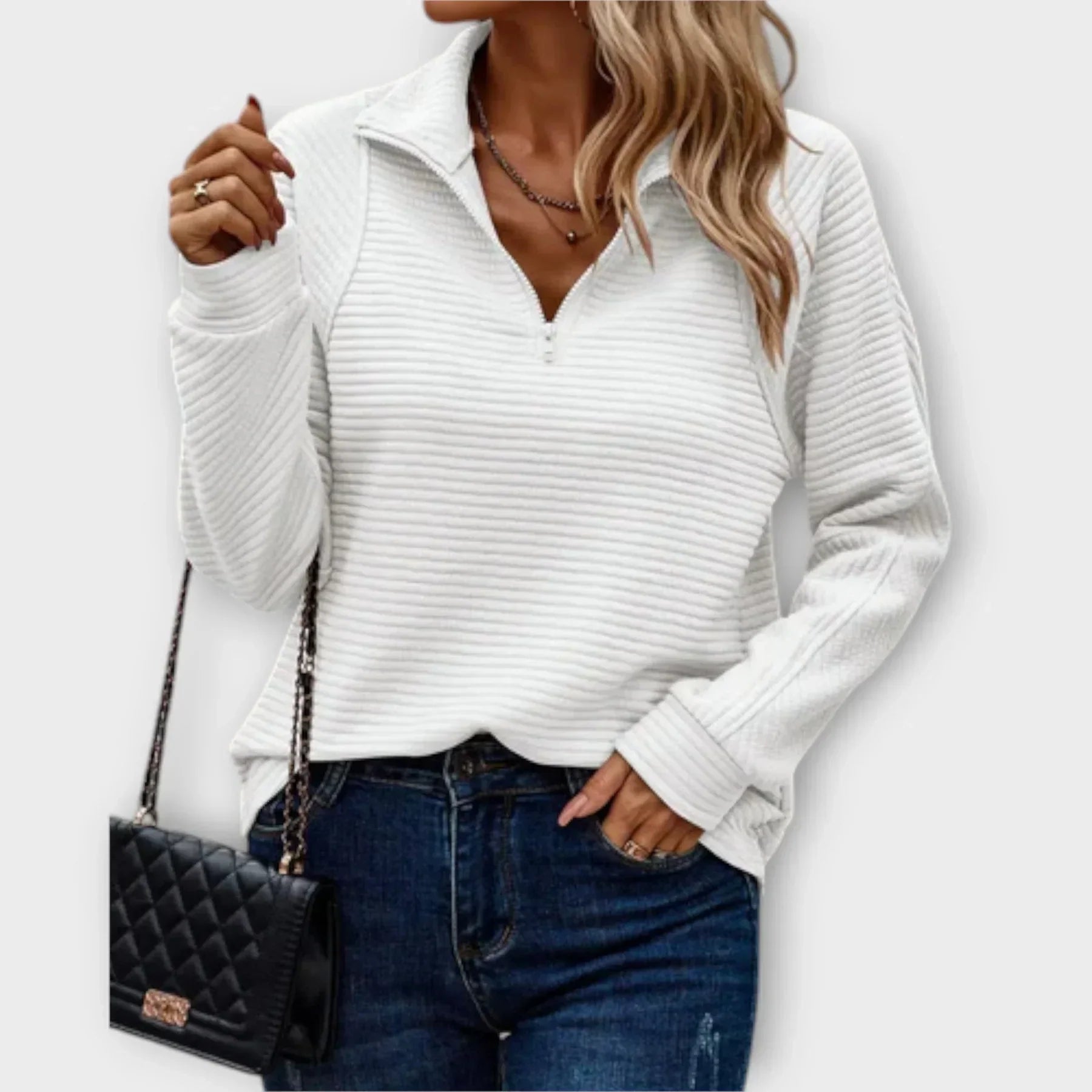 Pull chic et confortable Olivia de Danoir Paris, coloris rose, en laine douce, porté sur un mannequin, style élégant et décontracté.