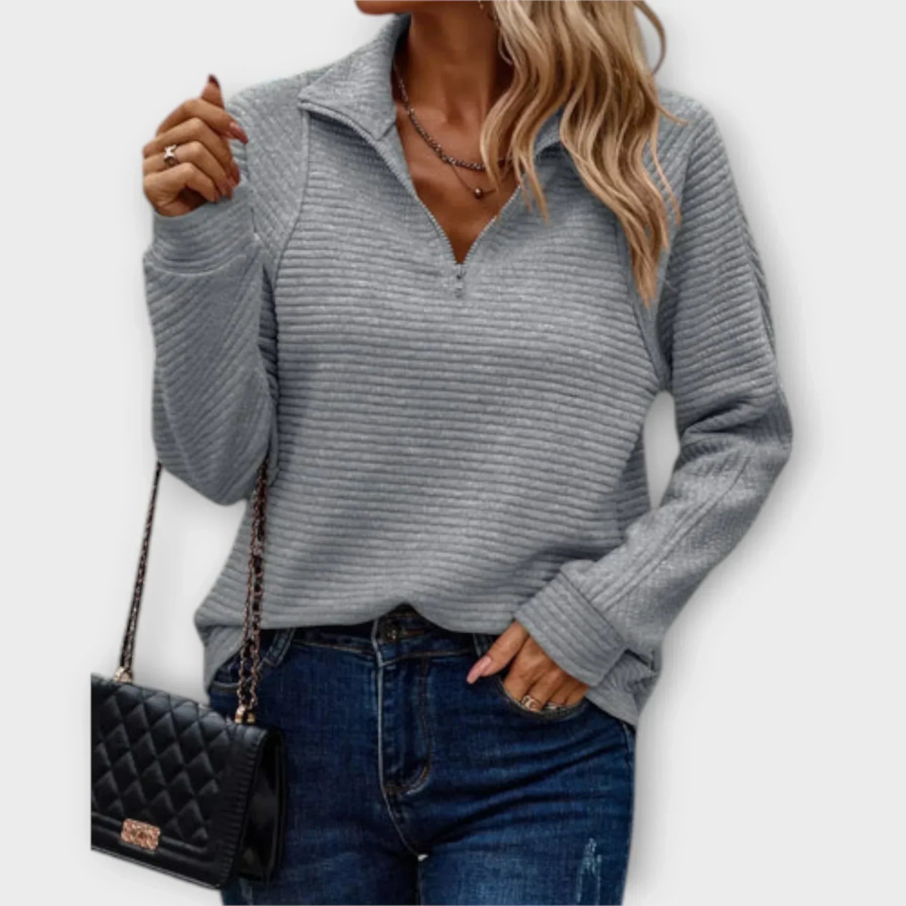 Pull chic et confortable Olivia de Danoir Paris, rose, en laine douce, porté par un mannequin, style élégant et moderne.