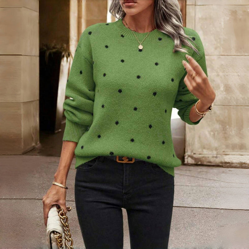 Pull à pois amusant Maria de Danoir Paris, en jersey léger avec motifs à pois noirs et blancs, porté avec col rond et manches longues.