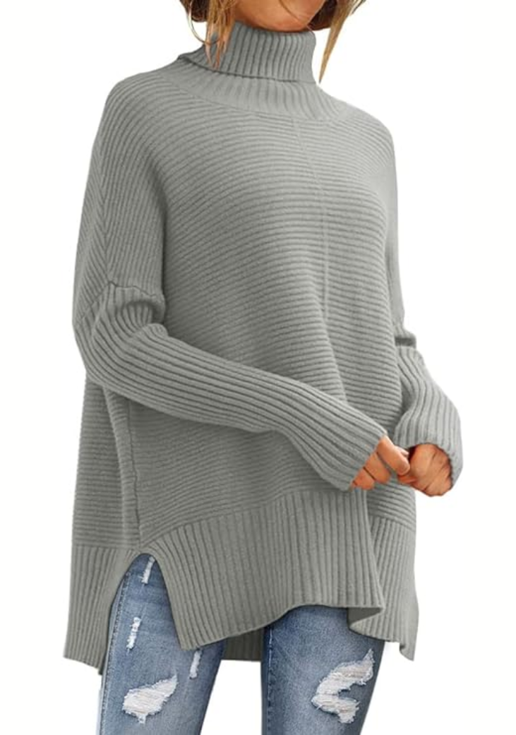 Pull roulé automnal Danoir Paris Anna, confortable, en laine doux avec col ras du cou, couleur neutre, porté sur mannequin.