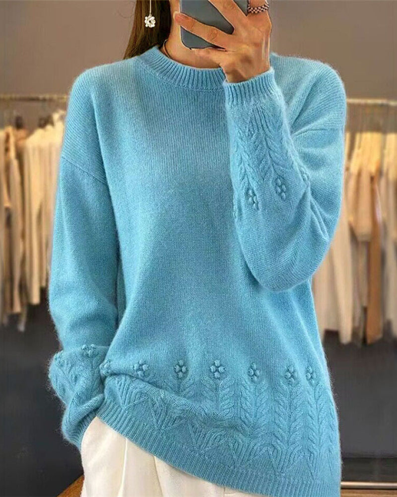 Pull rétro élégant Beatrice de Danoir Paris, en laine douce, avec col en V et détails élégants, porté par un mannequin.