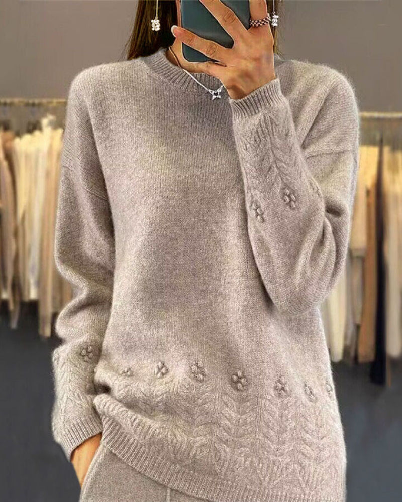 Pull rétro élégant Beatrice de Danoir Paris, en laine douce, porté sur un mannequin avec col cheminée et manches longues.