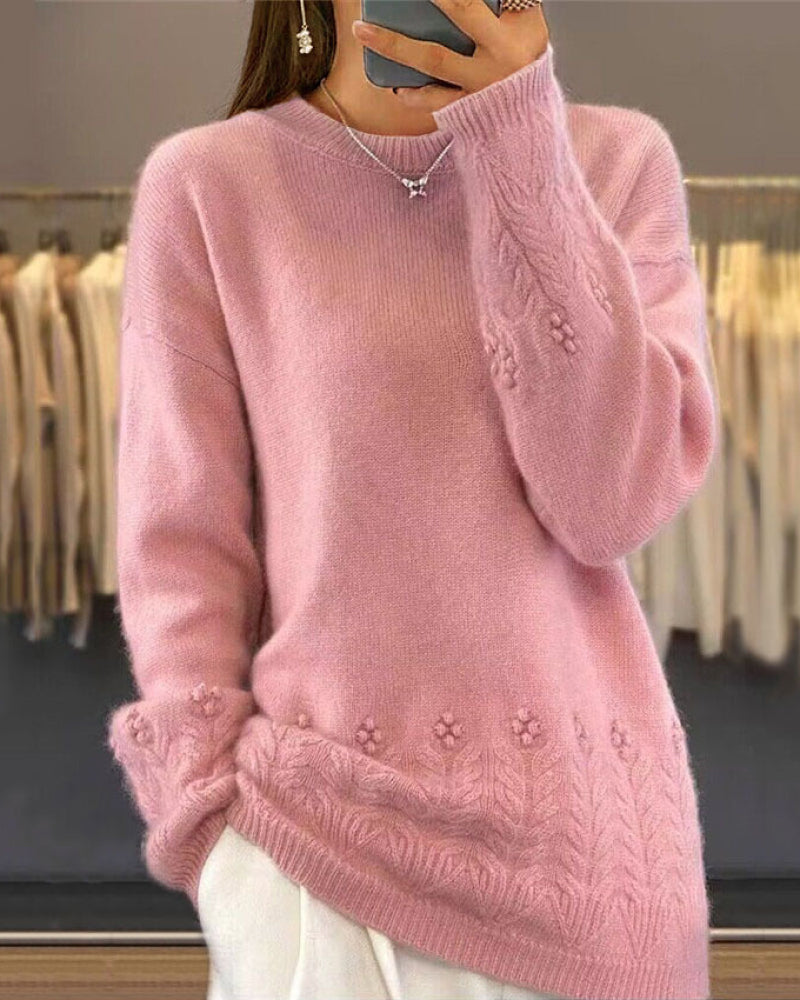 Pull rétro élégant Beatrice de Danoir Paris, en tissu fin, couleur neutre, porté sur mannequin avec col en V.