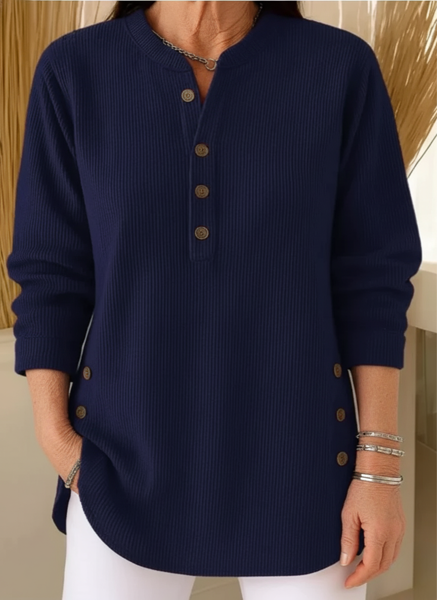 Pull Élise de Danoir Paris, doux et élégant, en tissu fin, porté sur un mannequin avec un fond neutre.