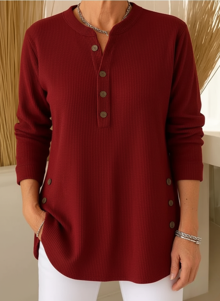 Pull doux Élise de Danoir Paris, élégant, en laine mérinos, couleur gris clair, porté avec col rond et manches longues.