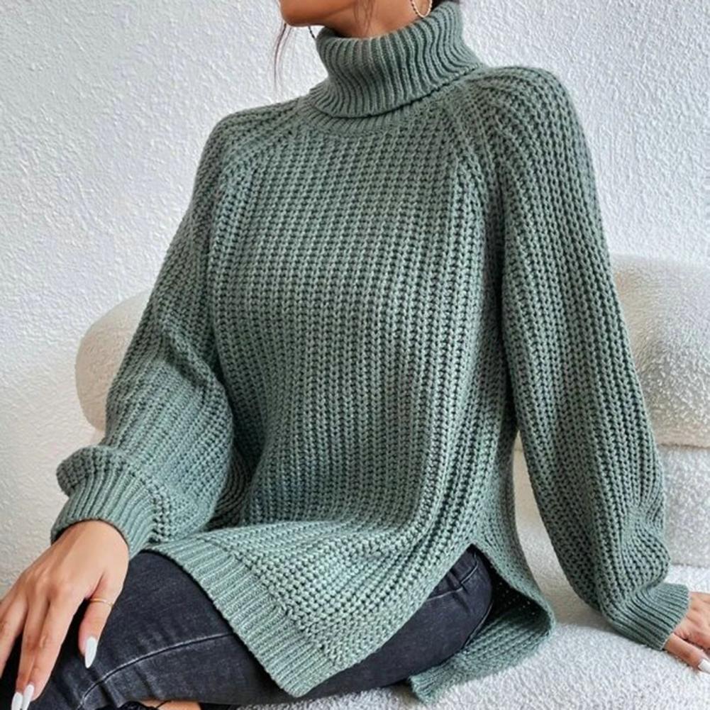 Pull douillet Averine de Danoir Paris, élégant, avec col roulé, en maille douce, porté par un mannequin.