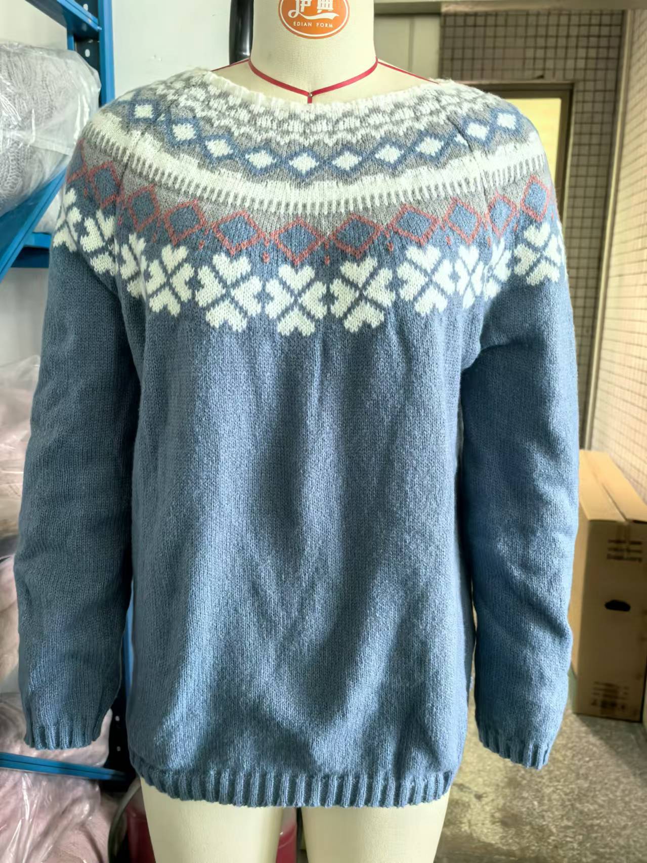 Pull en cachemire rose Petra par Danoir Paris, élégant, doux et chaud, porté sur un mannequin.
