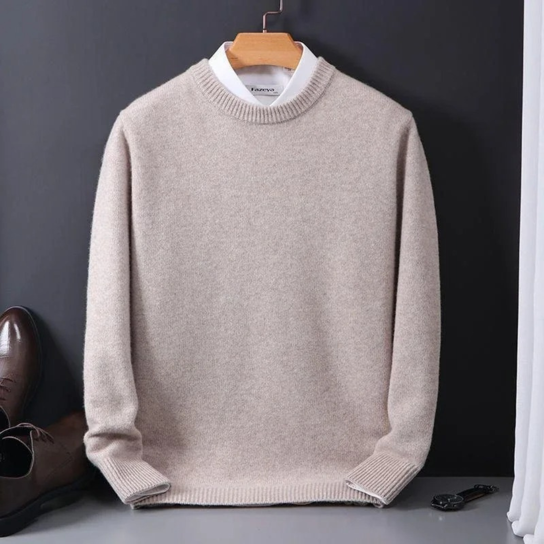 Pull en cachemire noir Eden de Danoir Paris, élégant, porté sur un mannequin, détail du tissu doux et raffiné.
