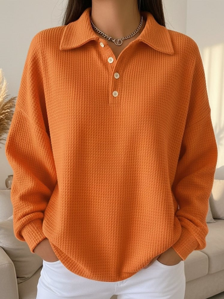 Pull polo doux et élégant Danoir Paris Ava, couleur neutre, porté sur mannequin, détail du col et des manches visibles.