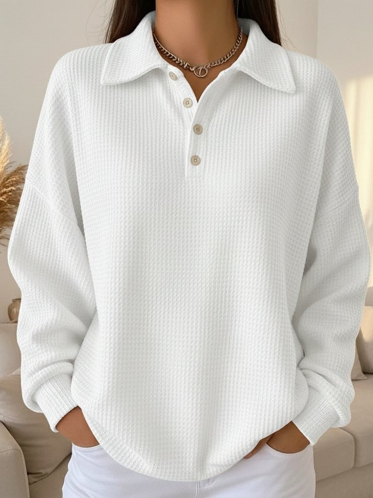 Pull polo doux et élégant Ava Danoir Paris, en tissu confortable, porté sur un mannequin avec col et boutons visibles.