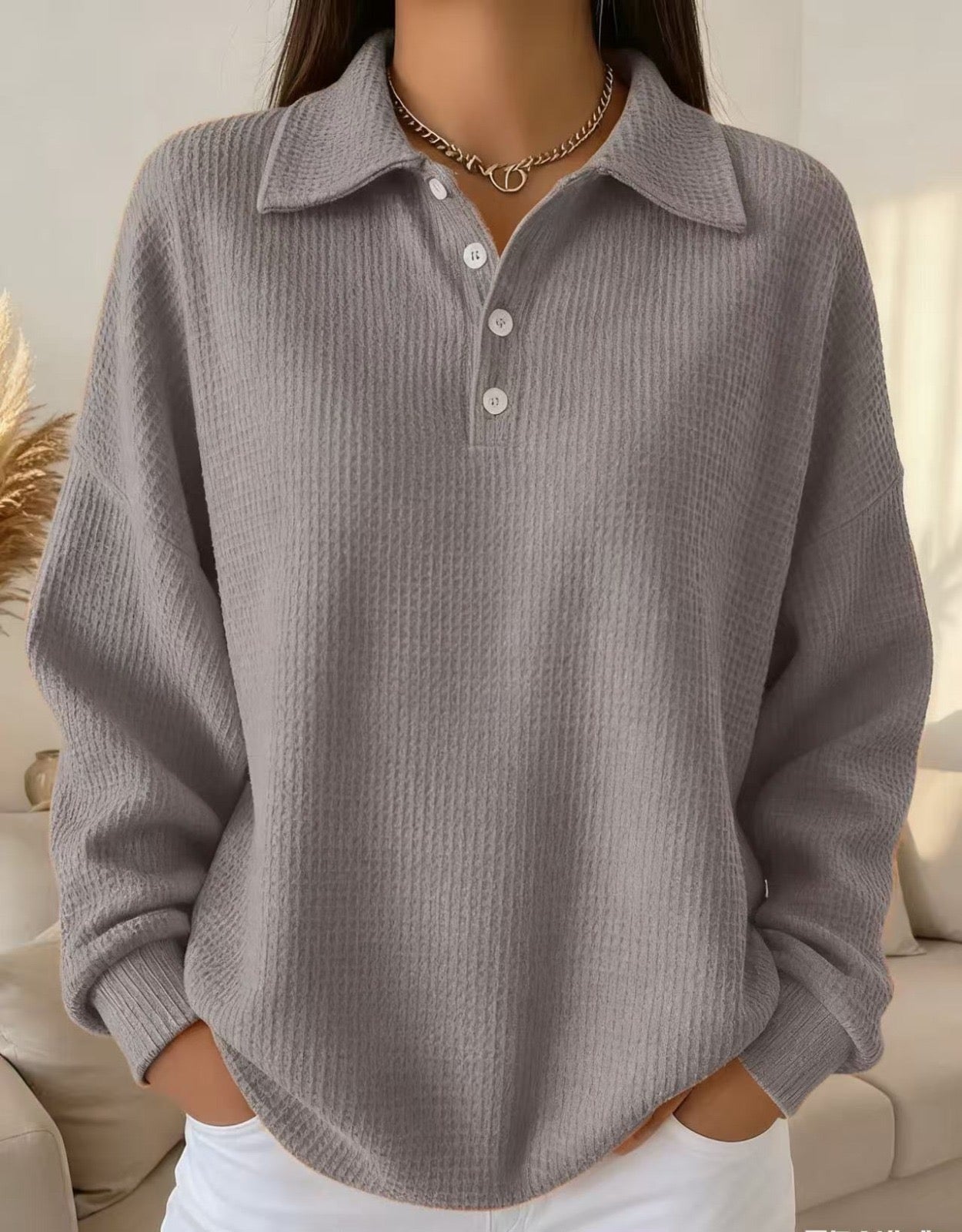 Pull polo doux et élégant Ava de Danoir Paris, en maille fine avec col classique, porté sur un mannequin.