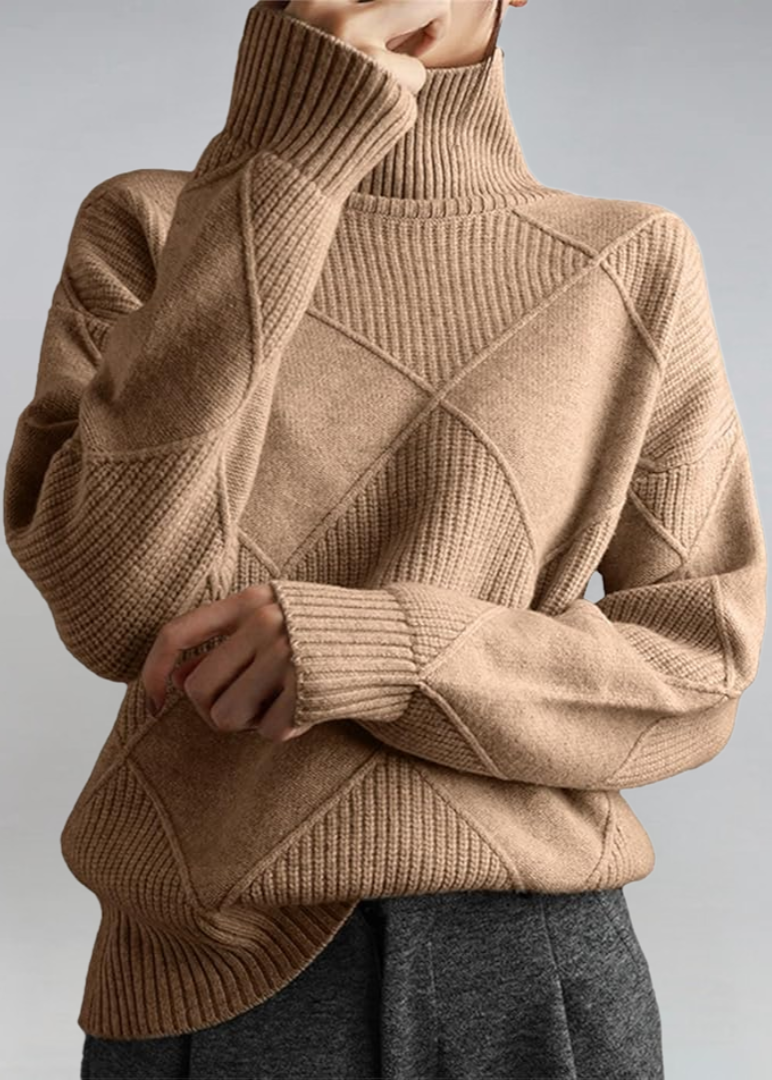 Pull roulé doux et élégant Lauren de Danoir Paris, en tissu confortable, porté en gros plan.